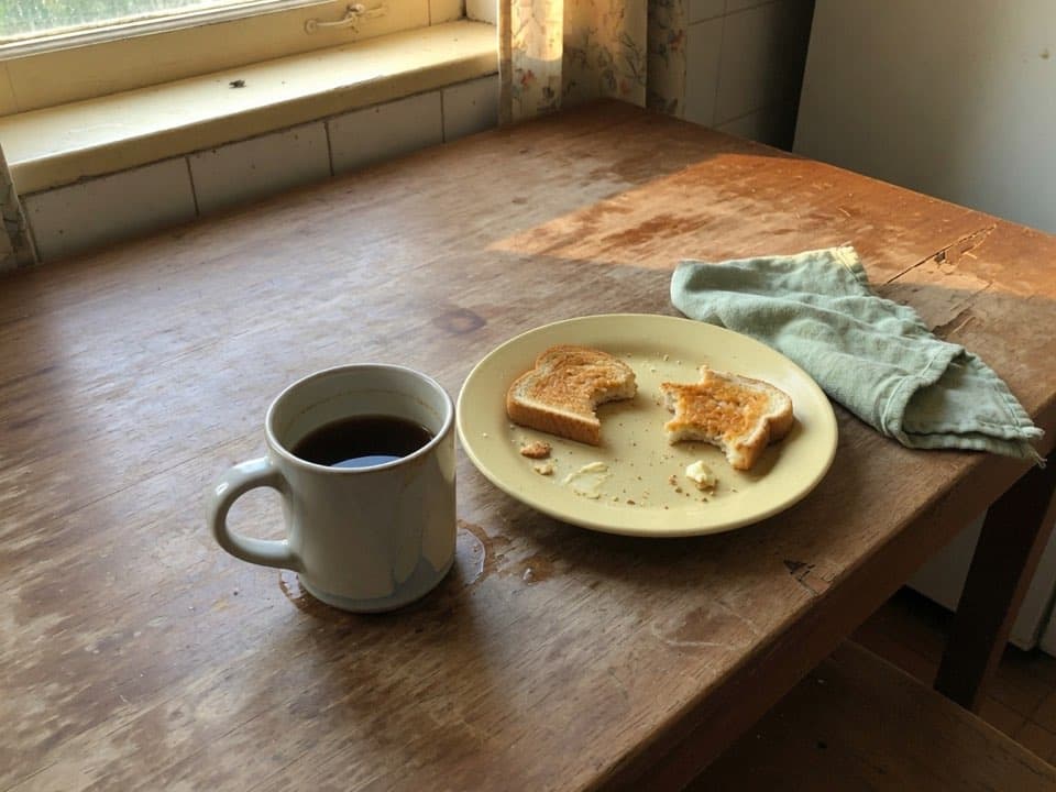 IMG_2048.heic with no preview next to IMG_2048.jpg showing a kitchen table photo.