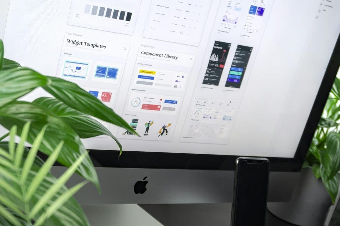 Design workspace with a sticker checklist showing 320 by 320 pixels and a 512 KB limit.